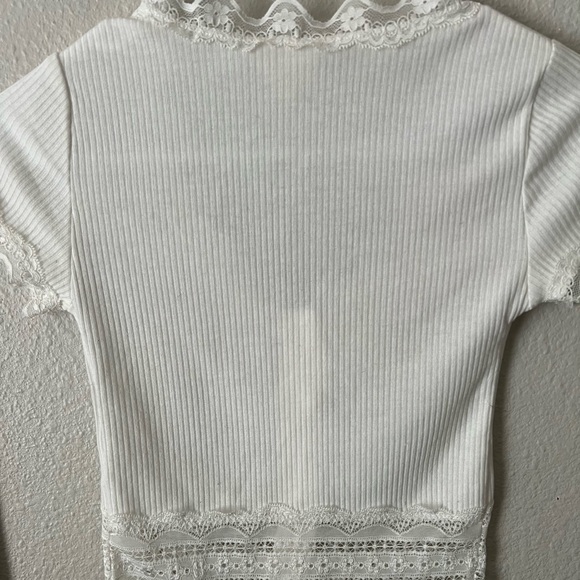 White top - Picture 2 of 2